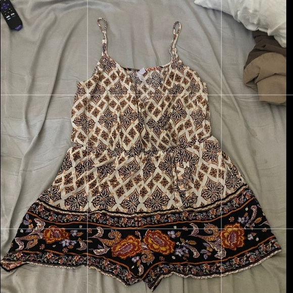 Size M romper, elastic waist , adjust spaghetti string straps. - Picture 10 of 10